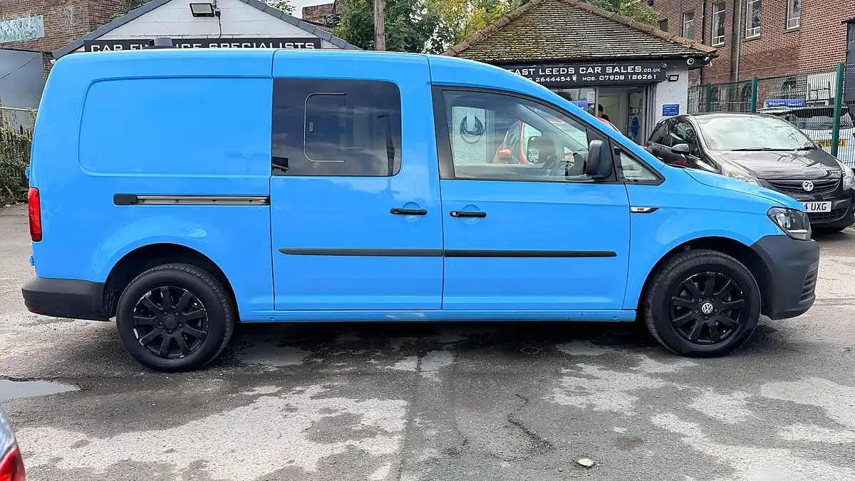 Used 2015 Volkswagen Caddy Maxi Startline Acapulco Blue - Interior and Exterior details 2