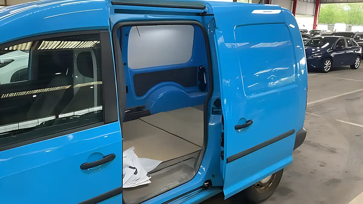 Used 2015 Volkswagen Caddy Maxi Startline Lwb Blue - Interior and Exterior details 5