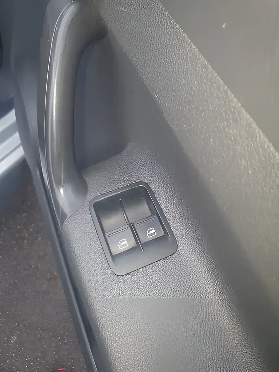 Used 2015 Volkswagen Caddy Silver Metallic Silver Metallic - Interior and Exterior details 13
