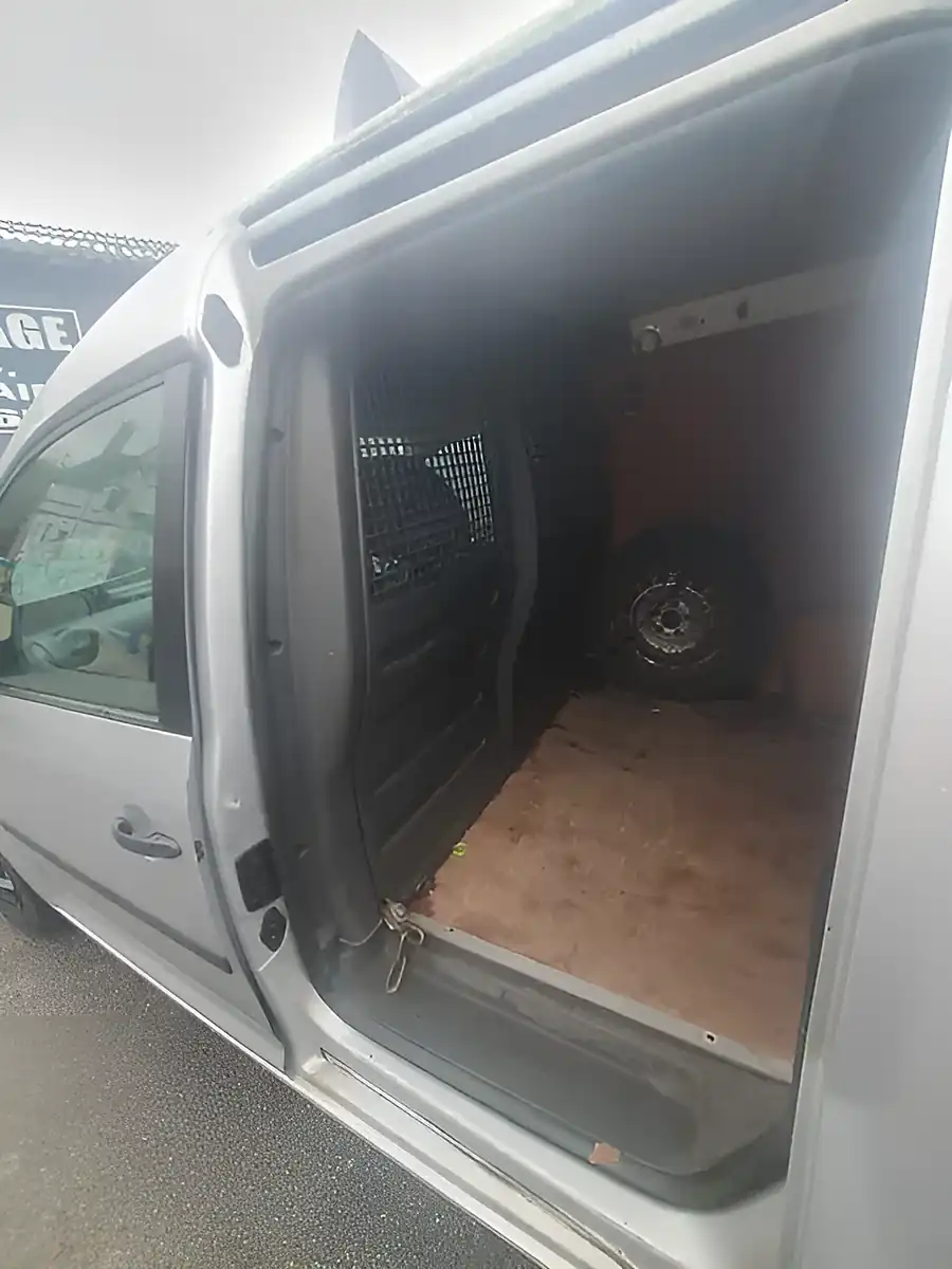 Used 2015 Volkswagen Caddy Silver Metallic Silver Metallic - Interior and Exterior details 15