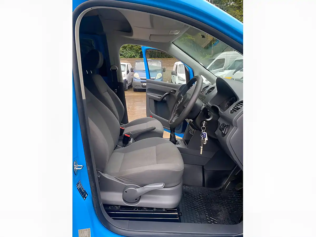 Used 2015 Volkswagen Caddy Startline Blue - Interior and Exterior details 16