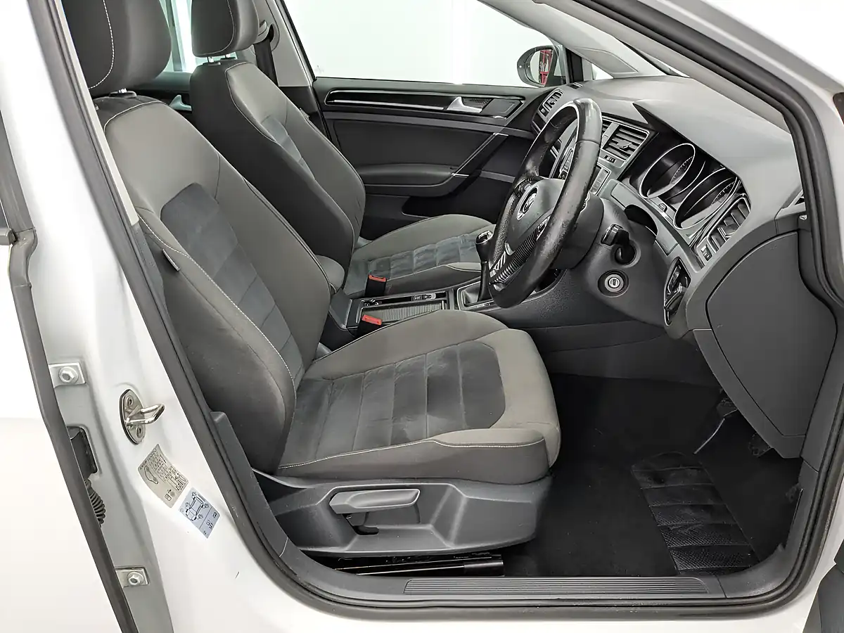 Used 2015 Volkswagen Golf Bluemotion Tech GT Pure White - Interior and Exterior details 20
