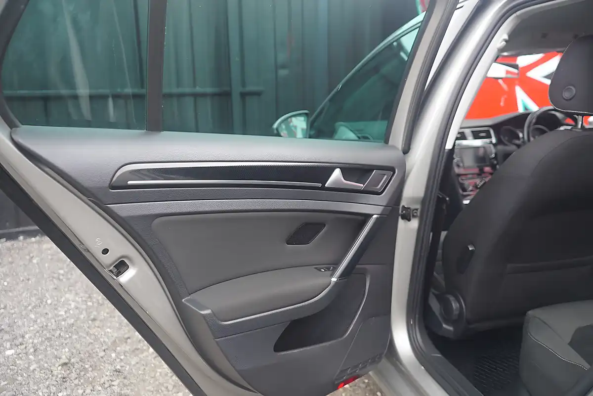 Used 2015 Volkswagen Golf Bluemotion Tech GT Silver - Interior and Exterior details 17