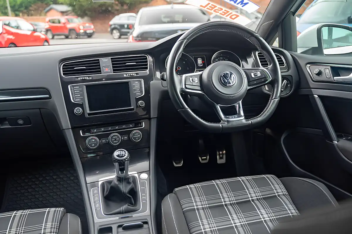 Used 2015 Volkswagen Golf Bluemotion Tech Gtd Pure White - Interior and Exterior details 17