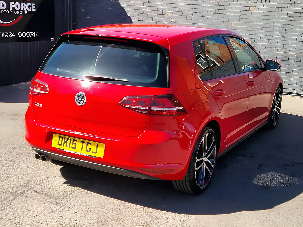 Used 2015 Volkswagen Golf Bluemotion Tech Gtd Red - Interior and Exterior details 9