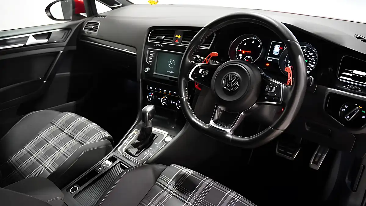 Used 2015 Volkswagen Golf Bluemotion Tech Gtd Red - Interior and Exterior details 2