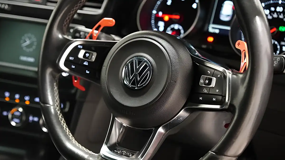 Used 2015 Volkswagen Golf Bluemotion Tech Gtd Red - Interior and Exterior details 9