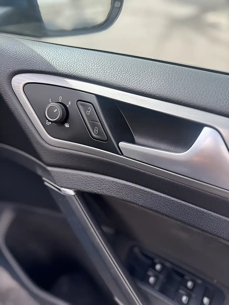 Used 2015 Volkswagen Golf Bluemotion Tech Match Blue - Interior and Exterior details 16