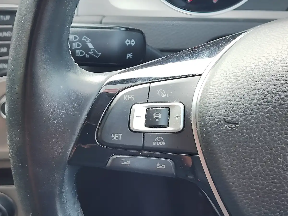 Used 2015 Volkswagen Golf Bluemotion Tech Match Red - Interior and Exterior details 15