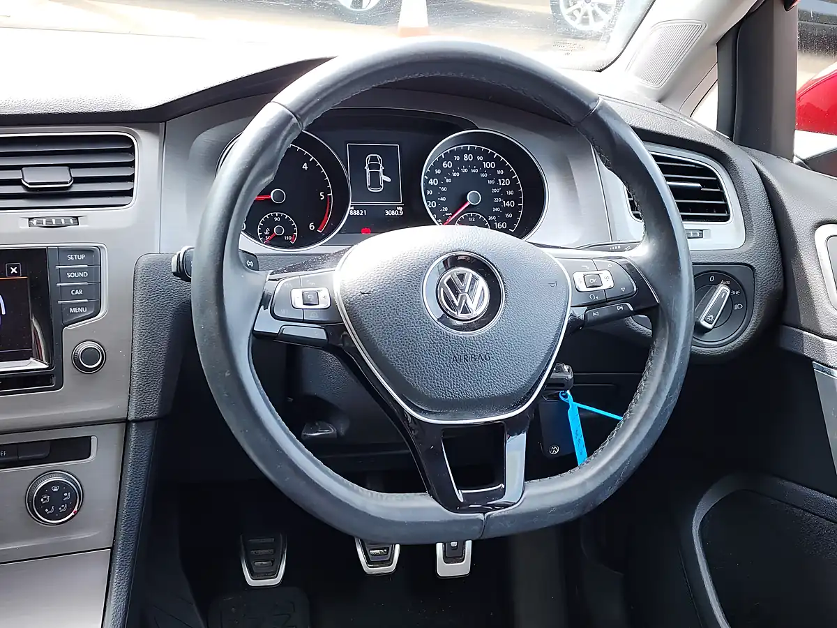 Used 2015 Volkswagen Golf Bluemotion Tech Match Red - Interior and Exterior details 8