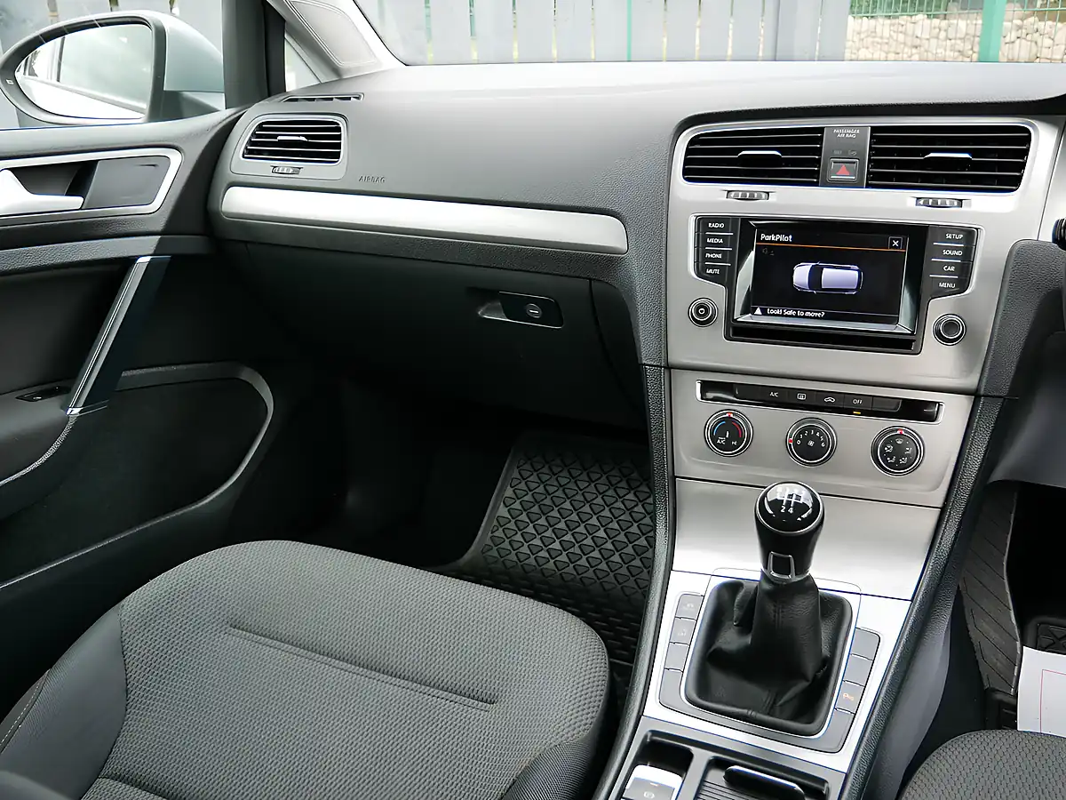 Used 2015 Volkswagen Golf Bluemotion Tech Match Silver - Interior and Exterior details 11