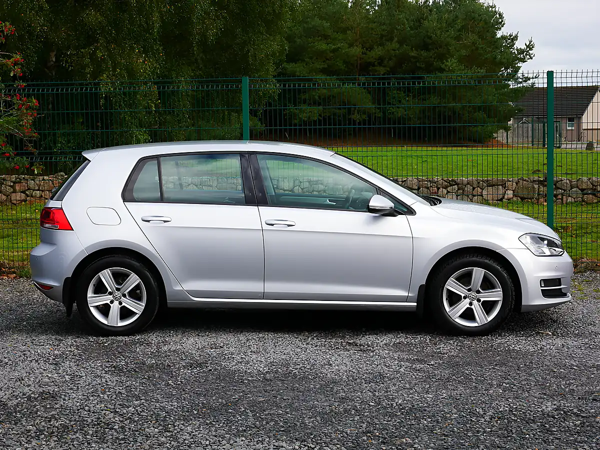 Used 2015 Volkswagen Golf Bluemotion Tech Match Silver - Interior and Exterior details 5