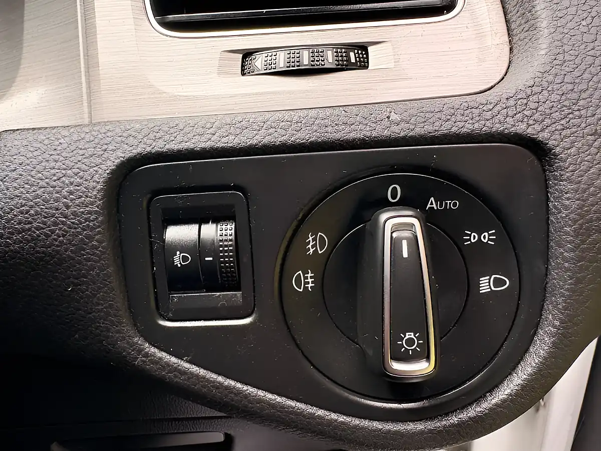 Used 2015 Volkswagen Golf Bluemotion Tech Match White - Interior and Exterior details 17
