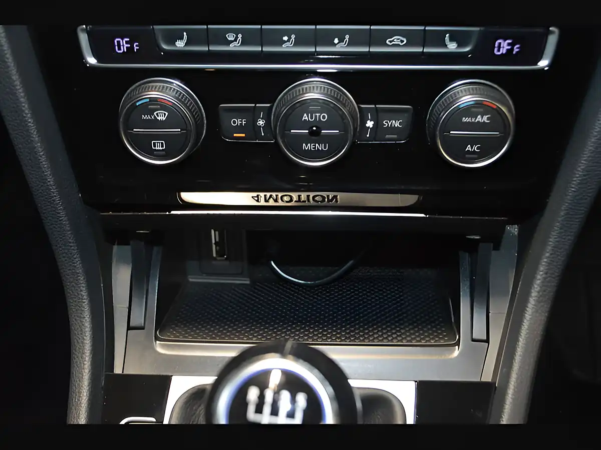Used 2015 Volkswagen Golf Bluemotion Tech R Lapis Blue - Interior and Exterior details 15