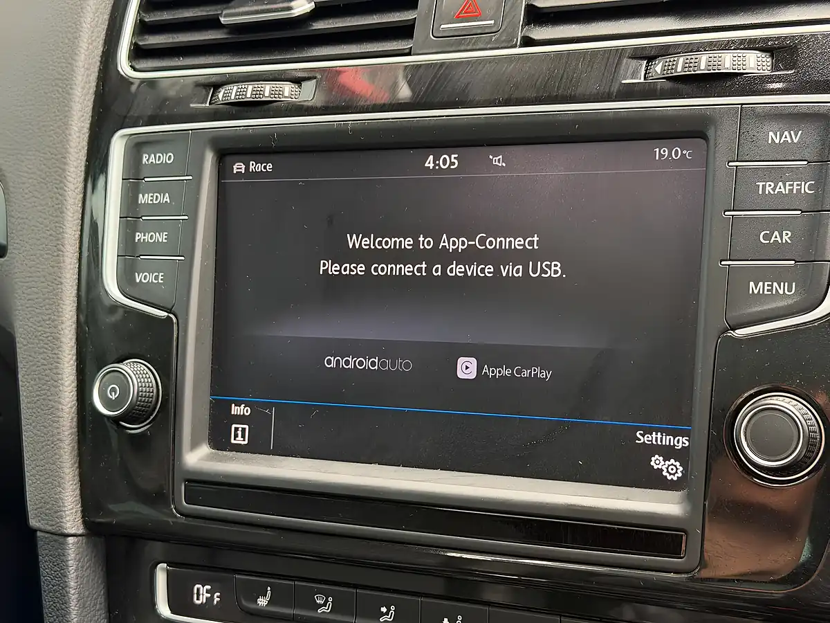 Used 2015 Volkswagen Golf Bluemotion Tech R White - Interior and Exterior details 15