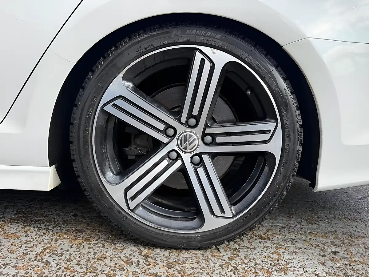 Used 2015 Volkswagen Golf Bluemotion Tech R White - Interior and Exterior details 19