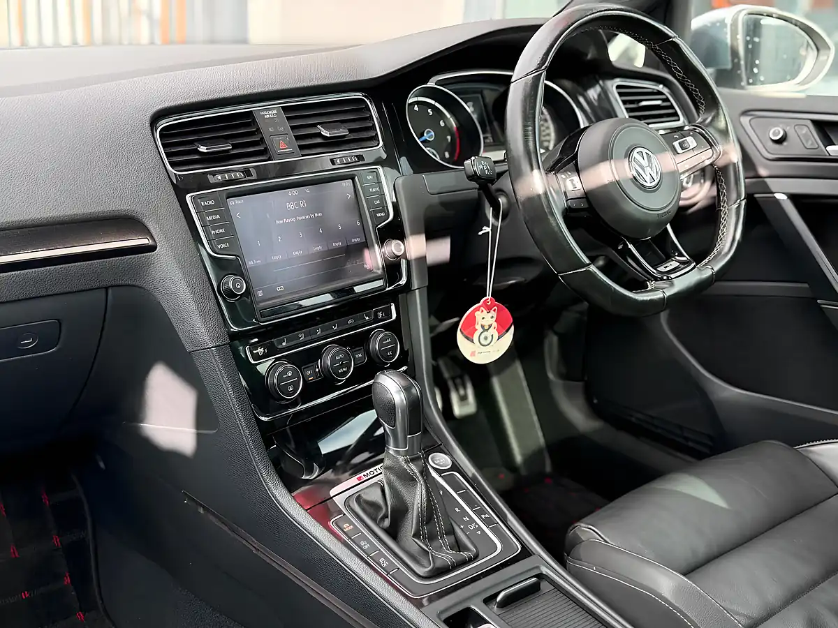 Used 2015 Volkswagen Golf Bluemotion Tech R White - Interior and Exterior details 3