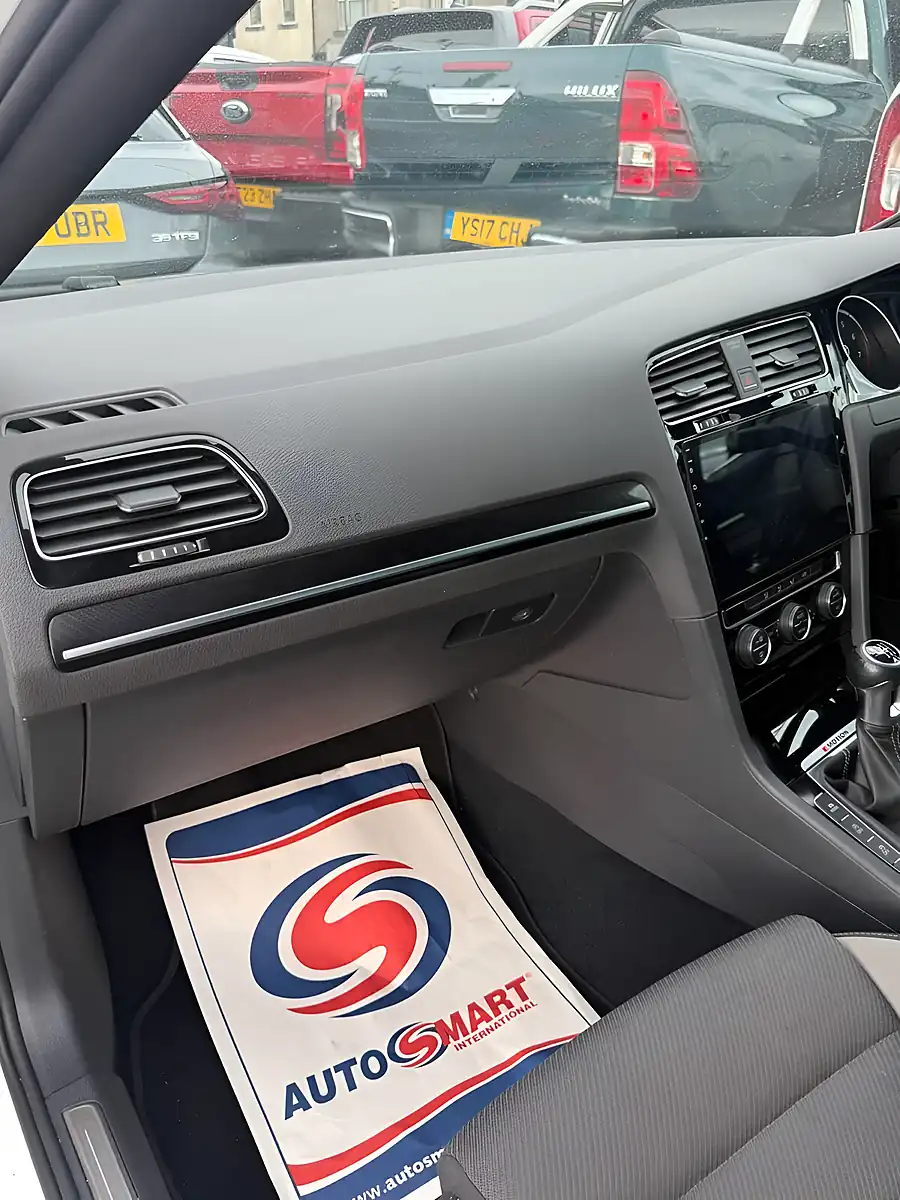 Used 2015 Volkswagen Golf Bluemotion Tech R White - Interior and Exterior details 9