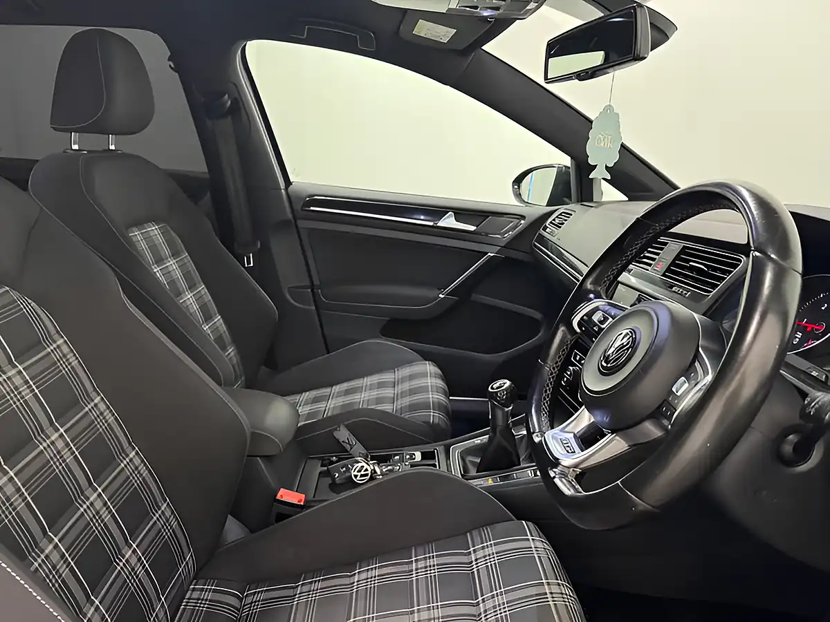 Used 2015 Volkswagen Golf Gtd Bluemotion Tech Grey - Interior and Exterior details 10
