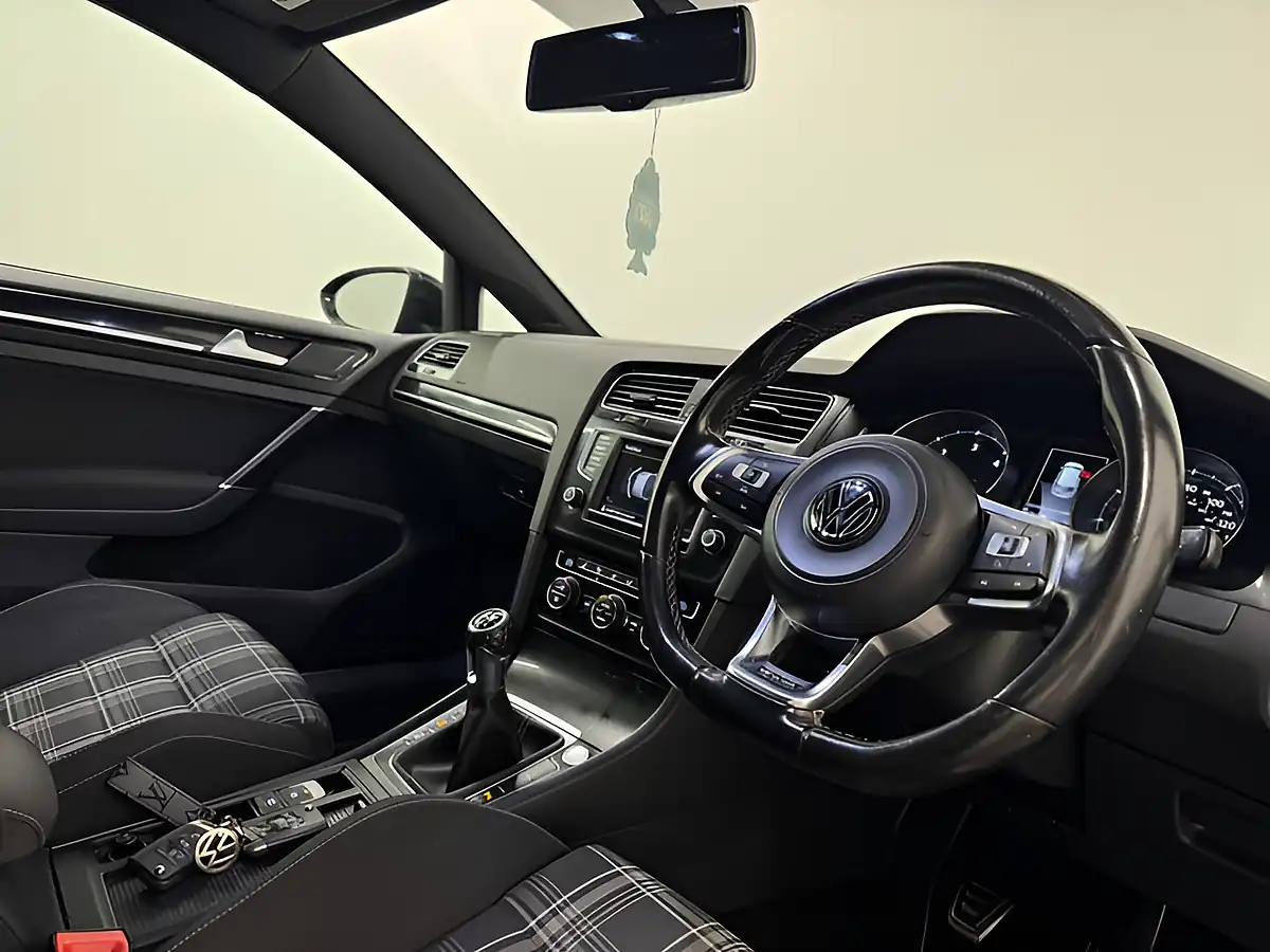 Used 2015 Volkswagen Golf Gtd Bluemotion Tech Grey - Interior and Exterior details 11