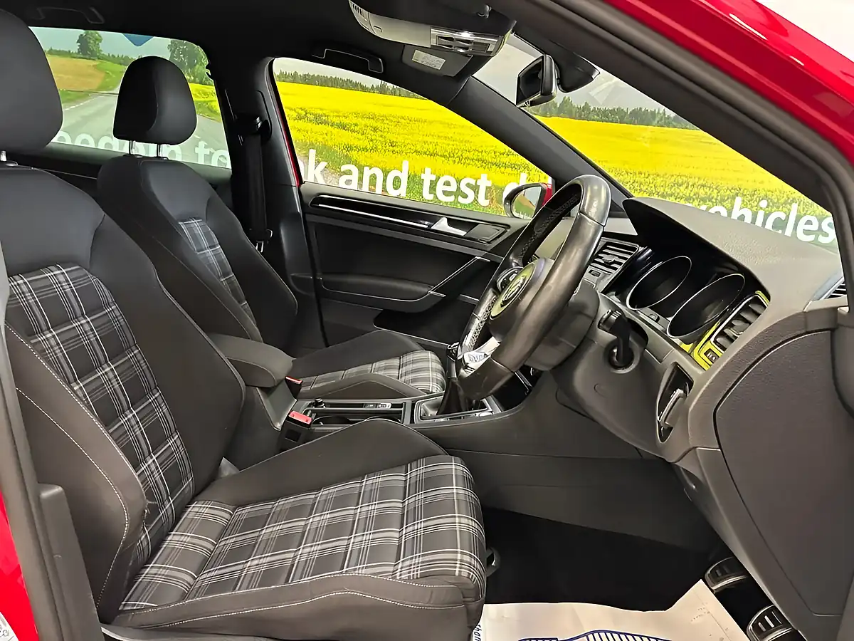 Used 2015 Volkswagen Golf Gtd Bluemotion Tech Red - Interior and Exterior details 9