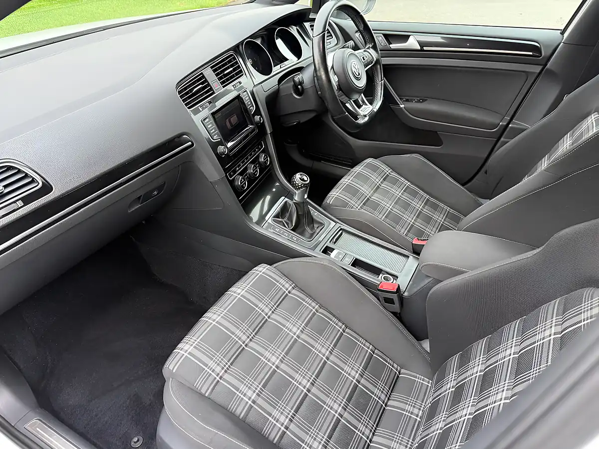 Used 2015 Volkswagen Golf Gtd White - Interior and Exterior details 15