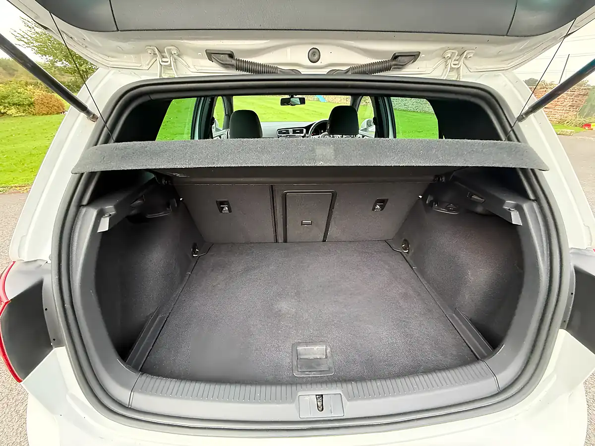 Used 2015 Volkswagen Golf Gtd White - Interior and Exterior details 17