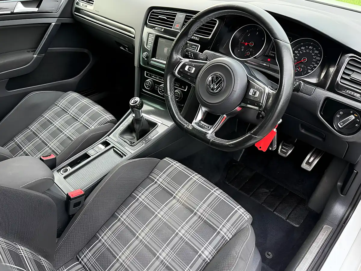 Used 2015 Volkswagen Golf Gtd White - Interior and Exterior details 8