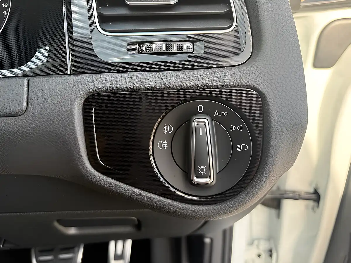 Used 2015 Volkswagen Golf GTI Bluemotion Tech White - Interior and Exterior details 19
