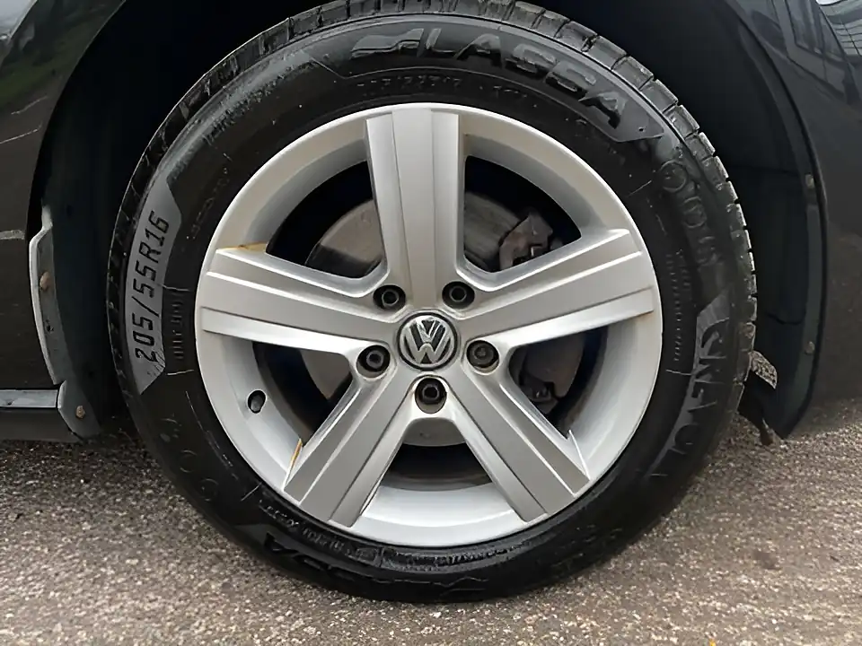 Used 2015 Volkswagen Golf Match Black - Interior and Exterior details 9