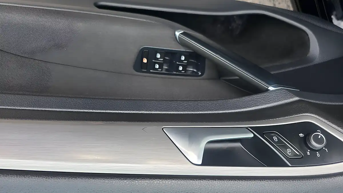 Used 2015 Volkswagen Golf Match Black - Interior and Exterior details 12