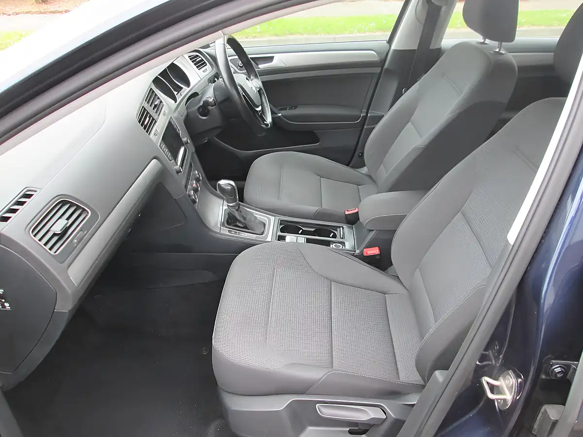 Used 2015 Volkswagen Golf Match Blue - Interior and Exterior details 10