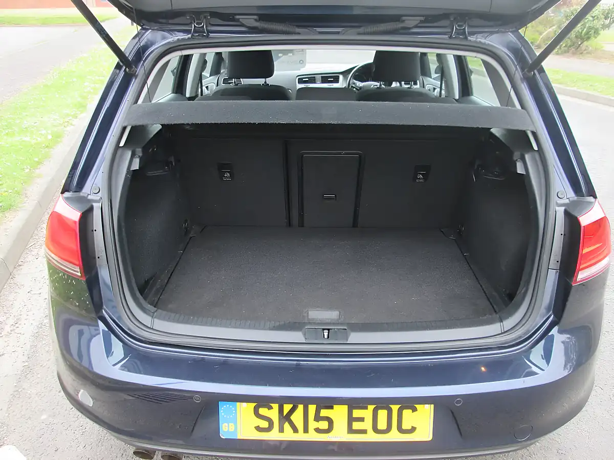 Used 2015 Volkswagen Golf Match Blue - Interior and Exterior details 9