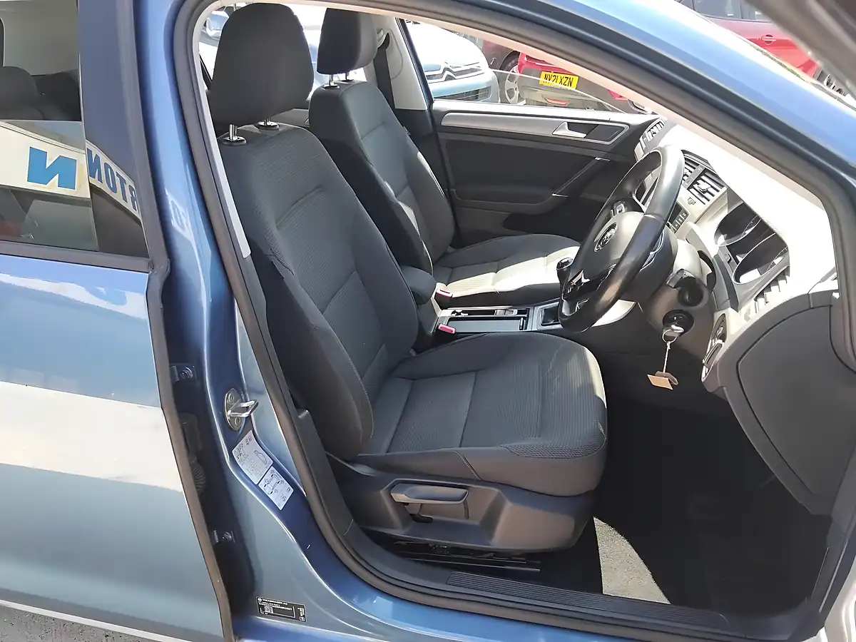 Used 2015 Volkswagen Golf Match Blue - Interior and Exterior details 12