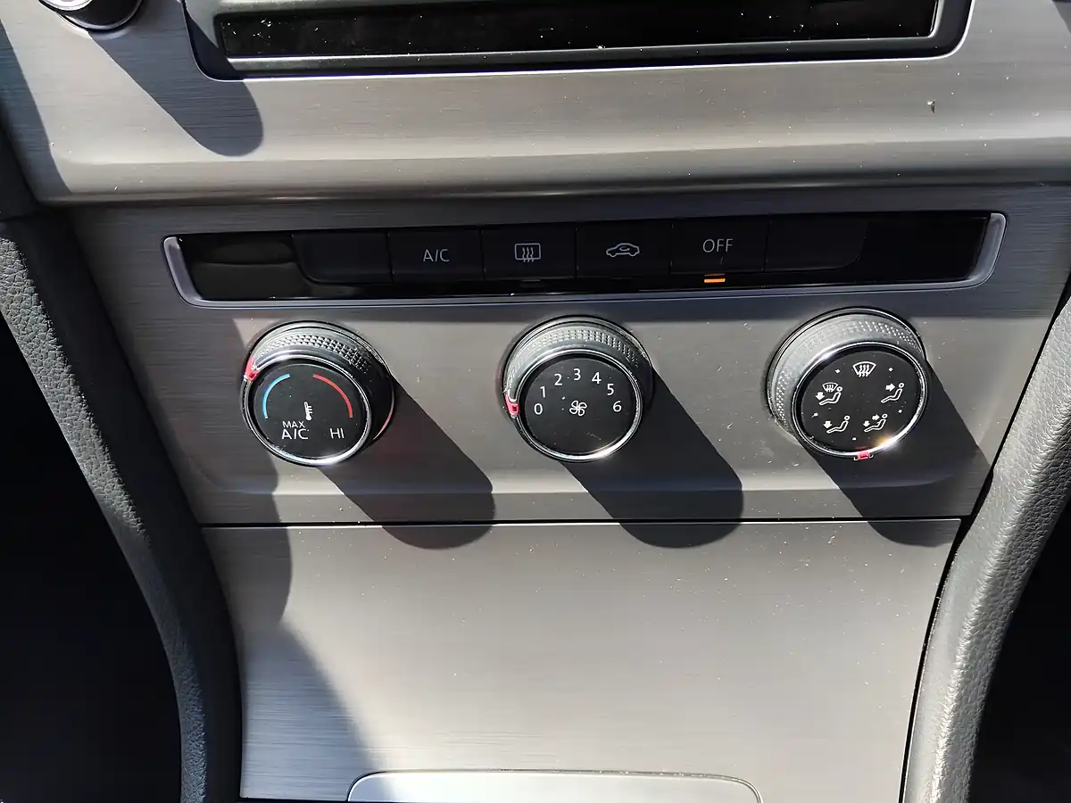 Used 2015 Volkswagen Golf Match Blue - Interior and Exterior details 15
