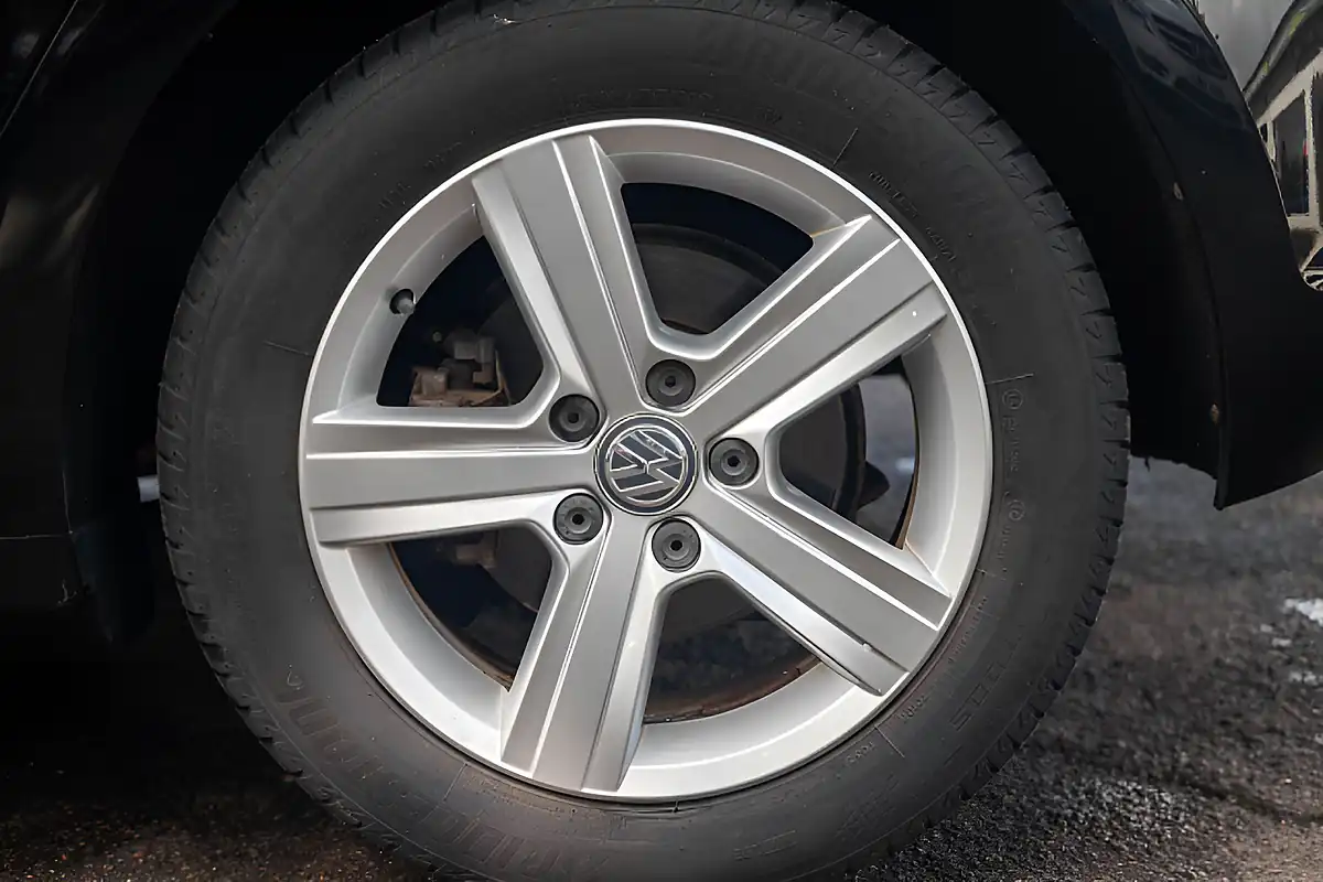 Used 2015 Volkswagen Golf Match Bluemotion Tech Deep Black Pearl - Interior and Exterior details 12