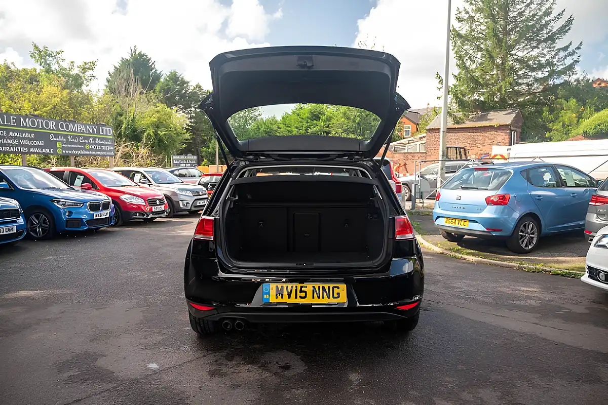 Used 2015 Volkswagen Golf Match Bluemotion Tech Deep Black Pearl - Interior and Exterior details 14