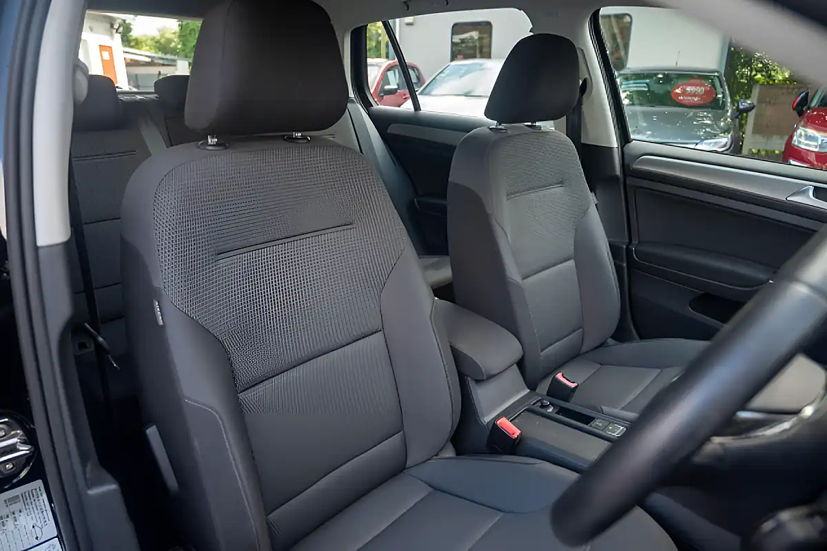 Used 2015 Volkswagen Golf Match Bluemotion Tech Deep Black Pearl - Interior and Exterior details 16