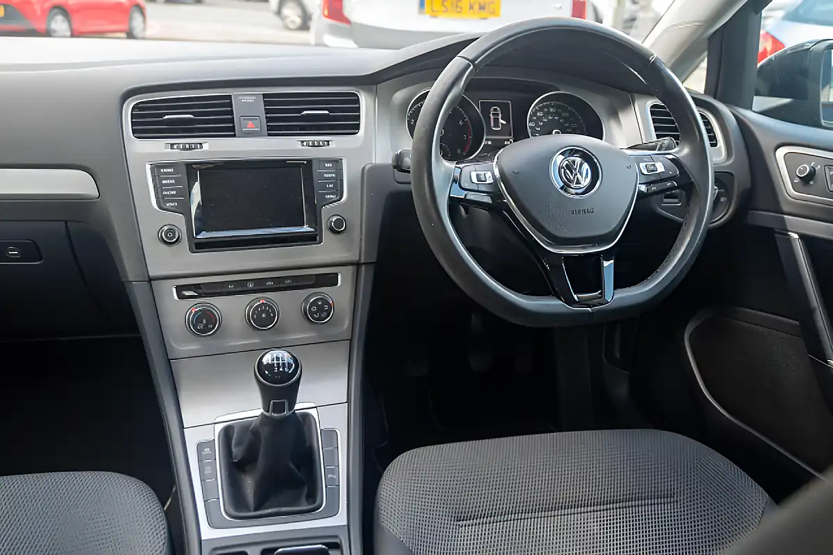 Used 2015 Volkswagen Golf Match Bluemotion Tech Deep Black Pearl - Interior and Exterior details 17