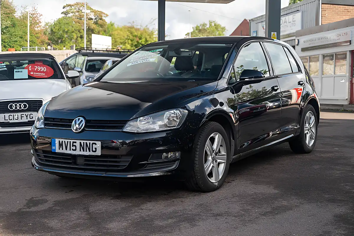 Used 2015 Volkswagen Golf Match Bluemotion Tech Deep Black Pearl - Interior and Exterior details 4