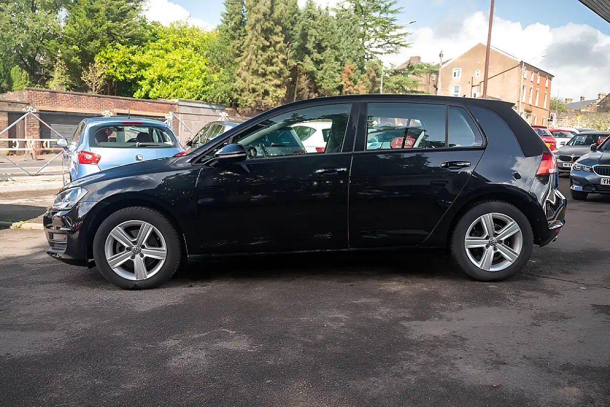 Used 2015 Volkswagen Golf Match Bluemotion Tech Deep Black Pearl - Interior and Exterior details 5