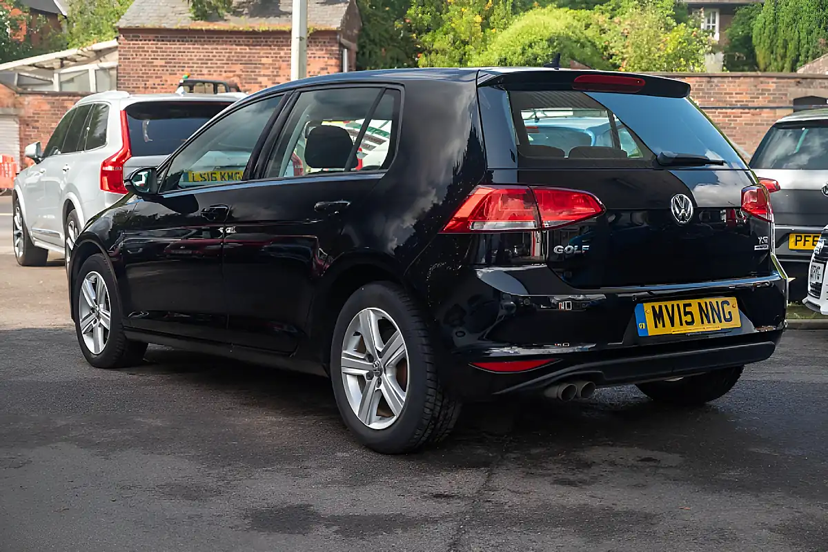 Used 2015 Volkswagen Golf Match Bluemotion Tech Deep Black Pearl - Interior and Exterior details 6
