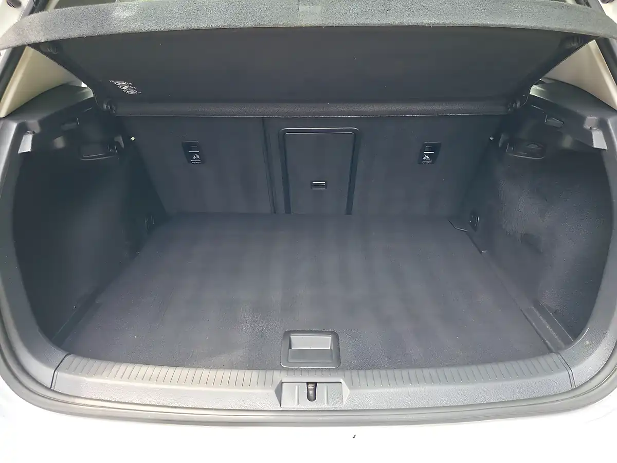 Used 2015 Volkswagen Golf Match White - Interior and Exterior details 17