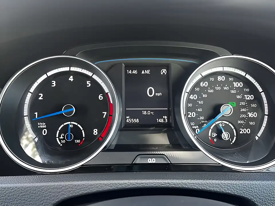 Used 2015 Volkswagen Golf R Blue - Interior and Exterior details 17