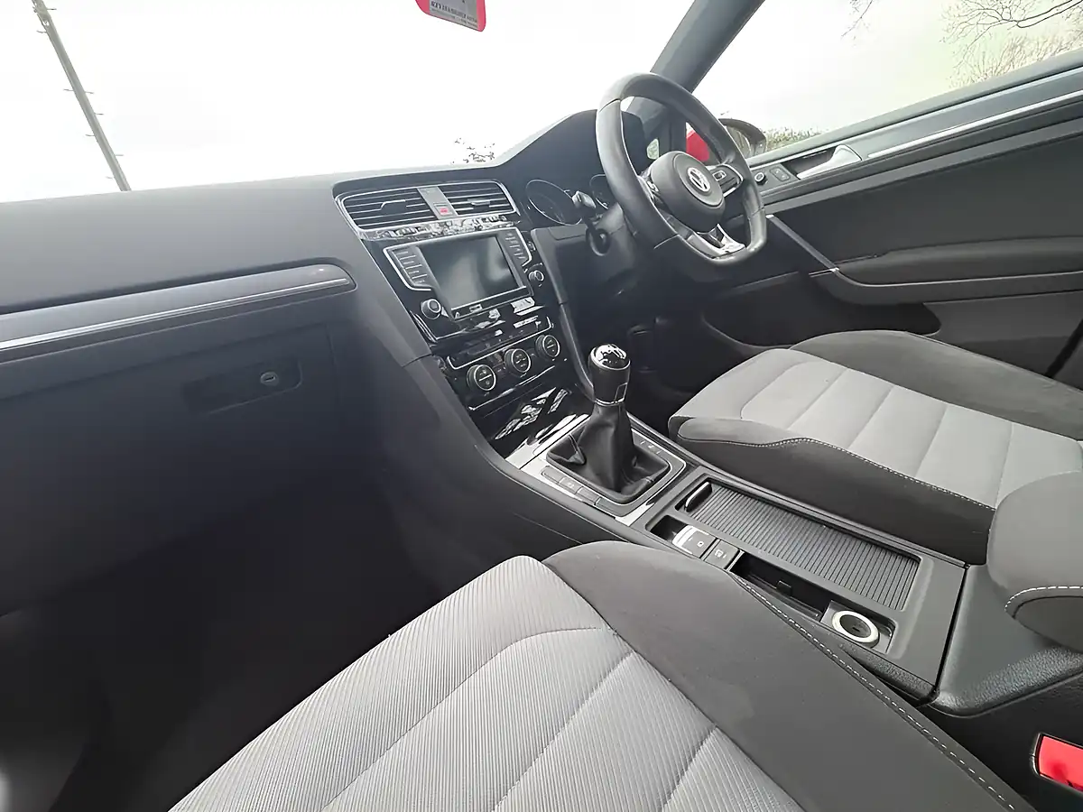 Used 2015 Volkswagen Golf R-Line Red - Interior and Exterior details 16