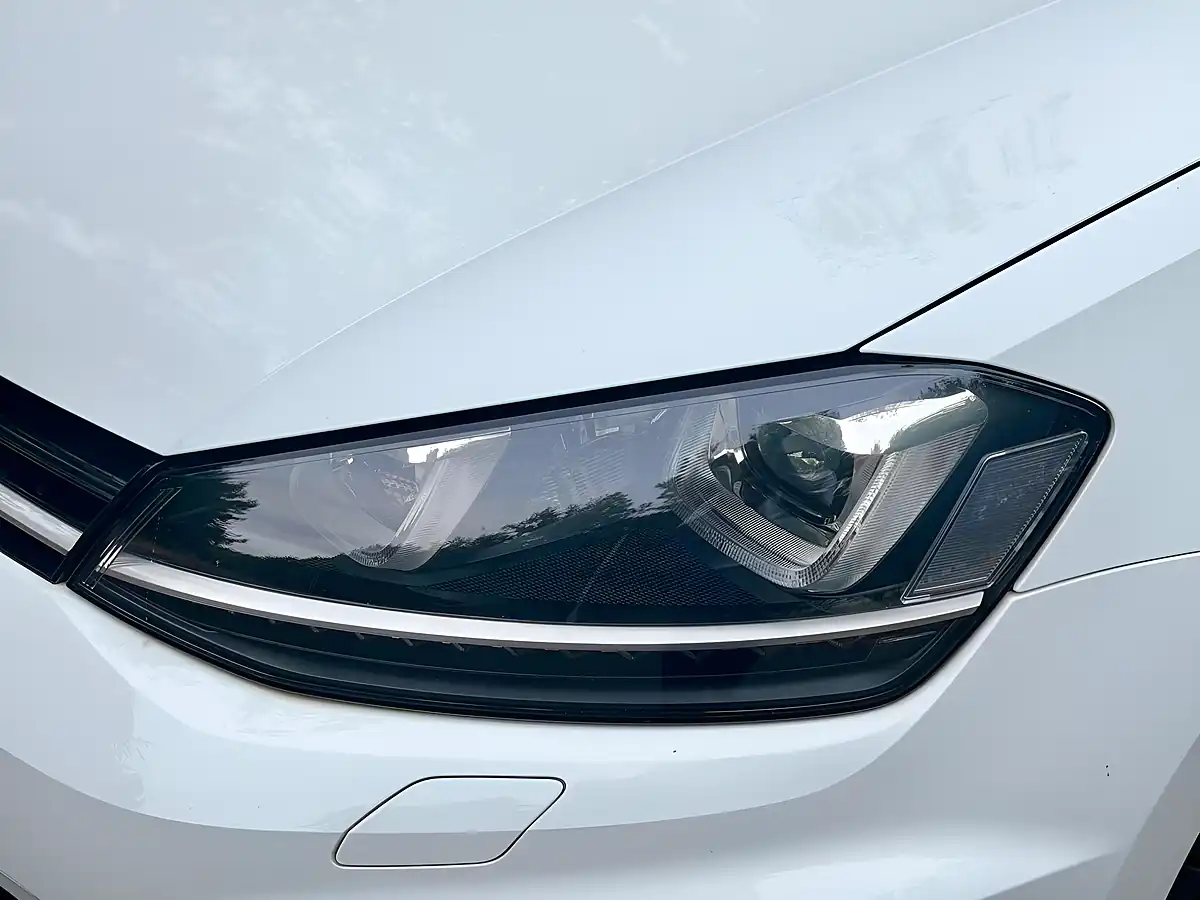 Used 2015 Volkswagen Golf R White - Interior and Exterior details 13