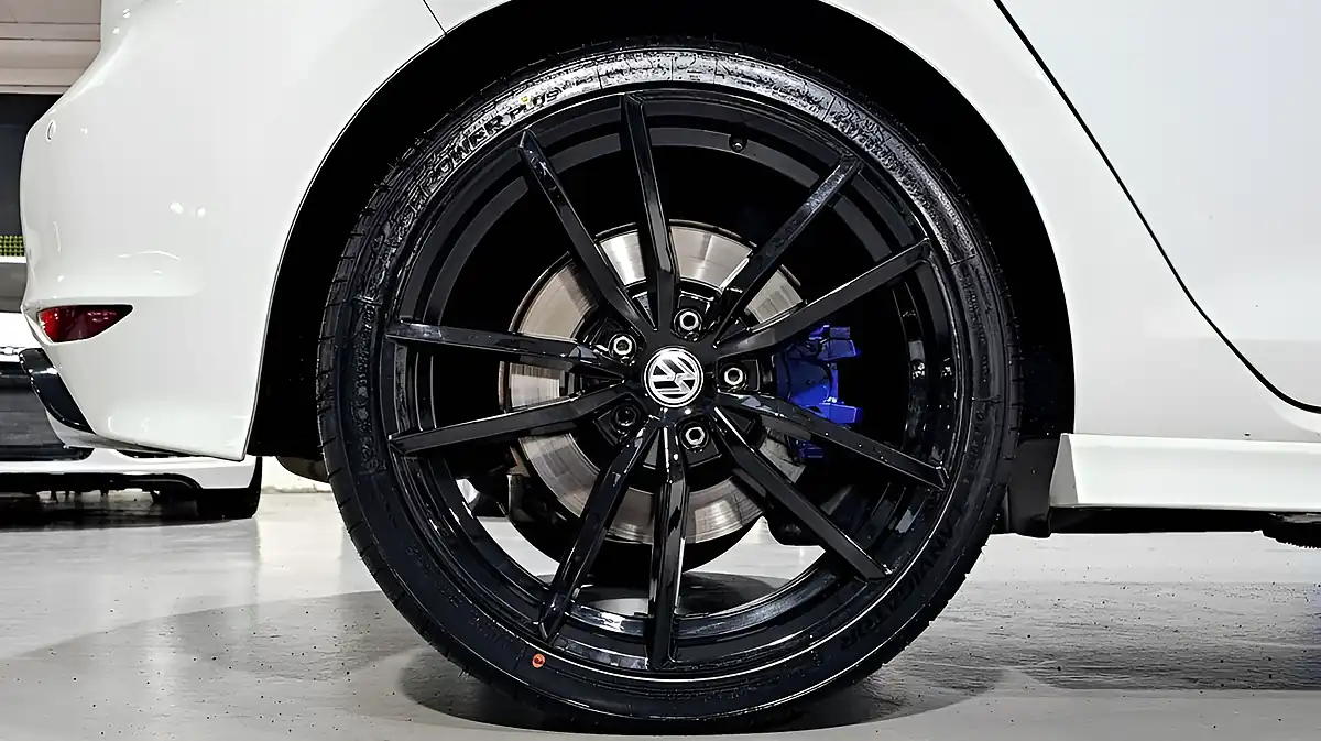 Used 2015 Volkswagen Golf R White - Interior and Exterior details 13