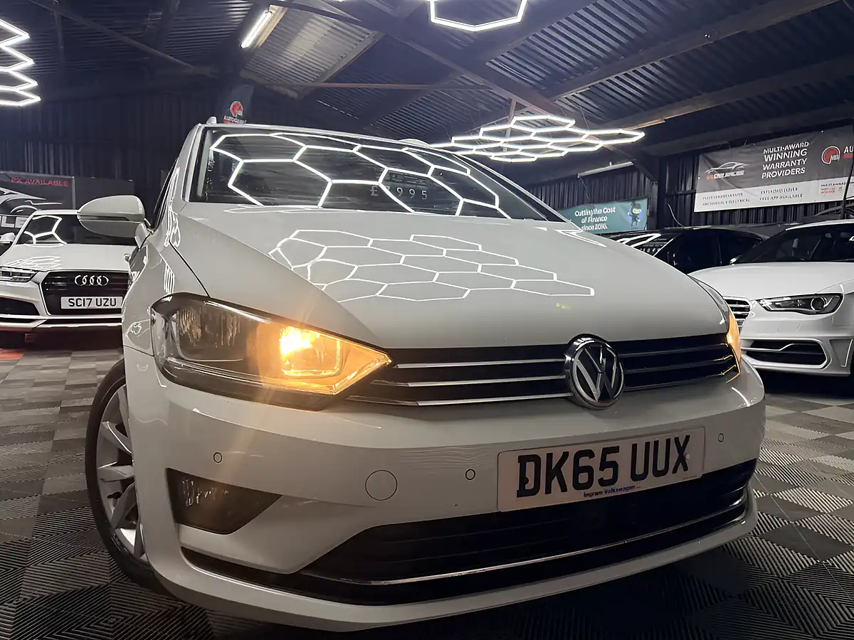 Used 2015 Volkswagen Golf Sv Bluemotion Tech GT White - Front View