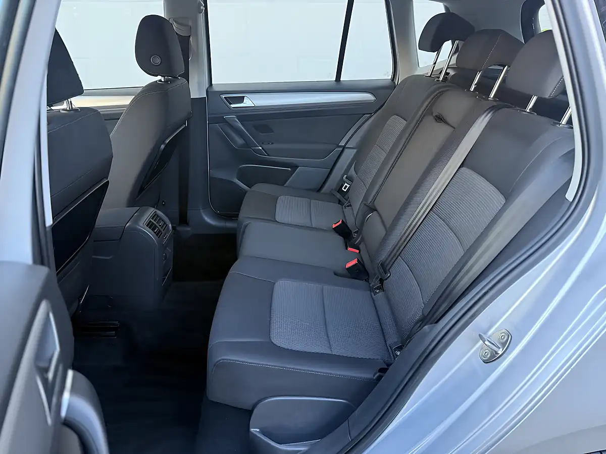 Used 2015 Volkswagen Golf Sv Bluemotion Tech Se Silver - Interior and Exterior details 15