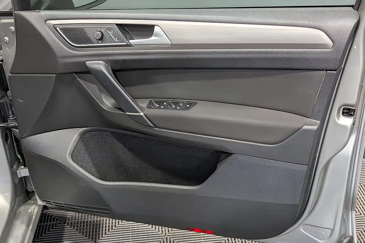 Used 2015 Volkswagen Golf Sv Bluemotion Tech Se Silver - Interior and Exterior details 15